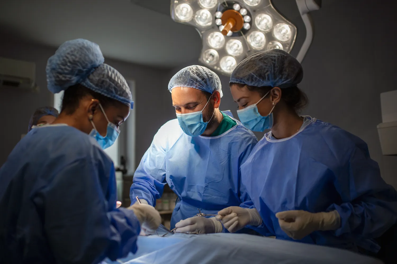 Chirurgia plastyczna - najpopularniejsze zabiegi, możliwe powikłania, kiedy z niej skorzystać?